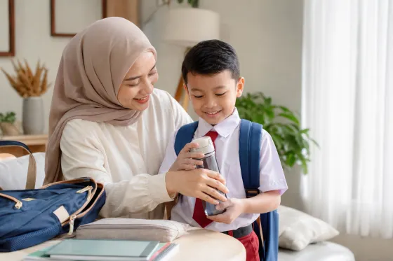 Membiasakan Anak Membawa Botol Minum ke Sekolah: Peran Orang Tua, Guru, dan Tanda Anak Perlu Diingatkan Minum