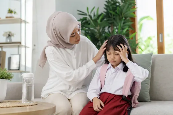 Anak Mengeluh Pusing atau Lelah Sepulang Sekolah: Langkah Awal yang Aman dan Tanda Perlu Penilaian Tenaga Kesehatan