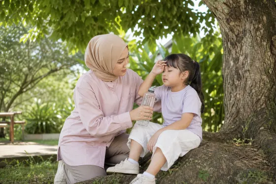 Anak Terlihat Kepanasan saat Bermain: Kapan Perlu Istirahat, Minum, dan Mencari Pertolongan Medis