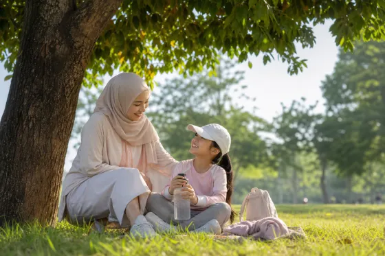 Mendampingi Anak Aktif saat Cuaca Panas: Rencana Minum, Istirahat, dan Berteduh