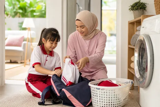 Pakaian Anak yang Lembap Tertinggal di Tas: Kebiasaan Higiene Dasar dan Kapan Perlu Berkonsultasi